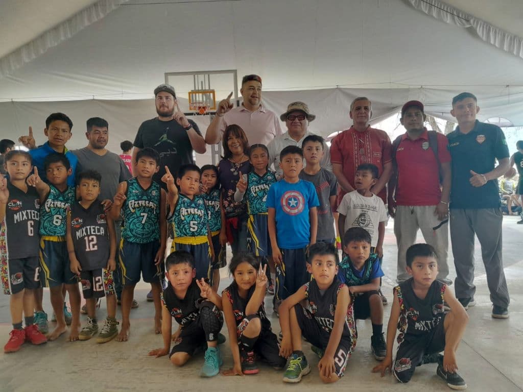 Niños Triquis en evento deportivo con gobernadores indígenas